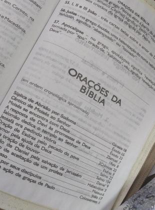 Imagem de Kit 2 biblia slim ultrafina com ajudas adicionais e harpa - capa luxo preta + rosa