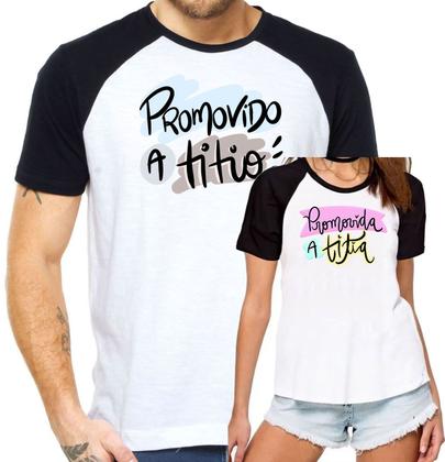 Imagem de kit 2 camisetas promovido a titio titia conjunto 2 camisas