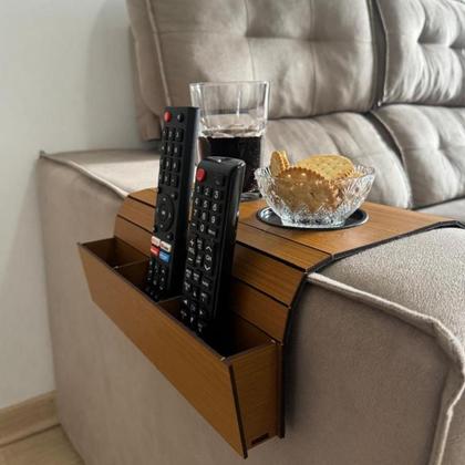 Imagem de Kit 2 Esteiras Bandeja Mdf Suporte Porta Controle Remoto Braço De Sofá Caramelo