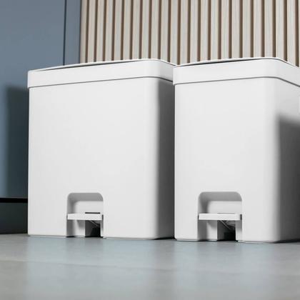 Imagem de Kit 2 Lixeiras de Pedal com Aro Interno 12 Litros e 20 Litros Dupla Seletiva OU Trium Branco