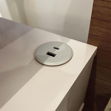 Imagem de Kit 2 Mesas de Canto Turn 1 Gaveta com Usb Cinamomo/Off White - Pnr Móveis