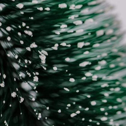 Imagem de Kit 2 Mini Pinheiro Nevado Com Base Enfeite Natal Verde 25Cm