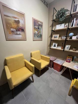 Imagem de Kit 2 Poltronas para Recepção Sala Decorativa Cadeira Estofada Resistente Escritório Sala de estar manicure Sala de espera Pés palito de madeira