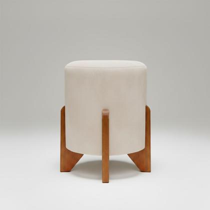 Imagem de Kit 2 Puffs Decorativos Eloah Redondo Assento Extra para Sala Quarto Suede Cores Pufe com Pés de Madeira