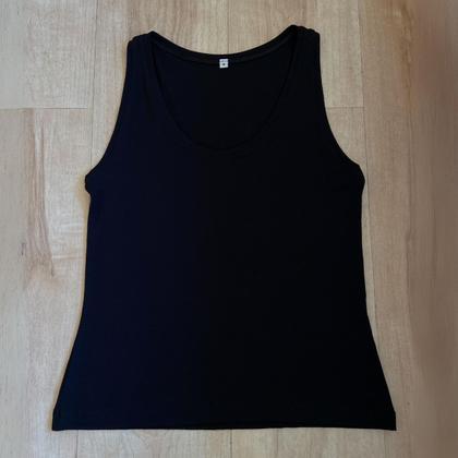 Imagem de Kit 2 Regatas Femininas Básicas em Viscolycra Preto e Off White