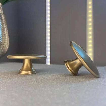Imagem de Kit 20 Puxadores Móveis Botão Ponto Dourado 3x2cm Redondo Zamac Tucson Torralba