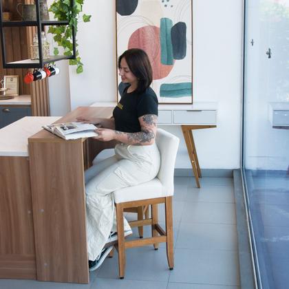 Imagem de Kit 3 Banquetas 63cm baixa Para Cozinha De Madeira Maciça Estofada Com Encosto Para Bancada Americana E Área Gourmet