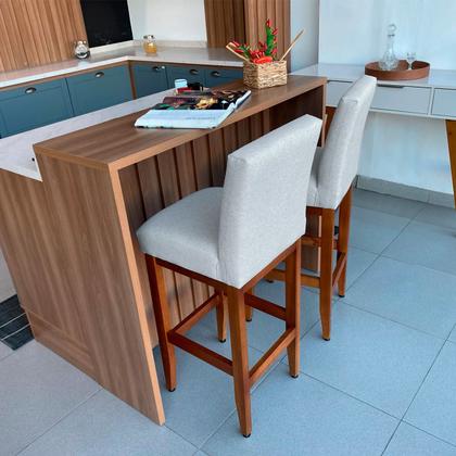 Imagem de Kit 3 Banquetas Altas Jade Estofada Encosto Tecido Linho Madeira Maciça Eucalipto para Cozinha Bistrô Bancada Gourmet Americana