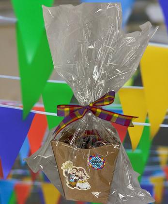 Imagem de Kit 3 Cestas cachepot com 17 Doces Sortidos Festa Junina