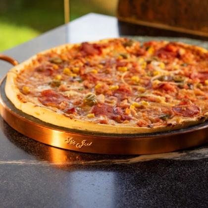 Imagem de Kit 3 Formas Para Pizza Pedra Sabão Alças Cobre GG 42cm