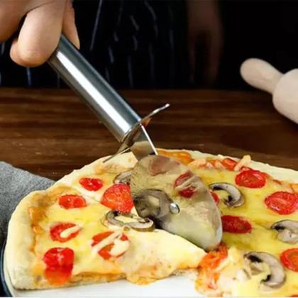 Imagem de Kit 3 Utensílios para Pizza em Aço Inox: Ralador N8, Cortador e Rolo para Massa