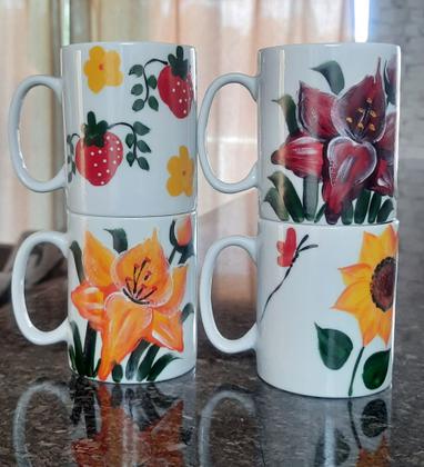 Kit 4 canecas 300ml - Porcelana decorada - Flores e Frutas - M.A.S. Imagem de Kit 4 canecas 300ml - Porcelana decorada - Flores e Frutas