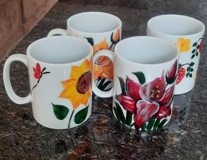 Kit 4 canecas 300ml - Porcelana decorada - Flores e Frutas - M.A.S. Imagem de Kit 4 canecas 300ml - Porcelana decorada - Flores e Frutas