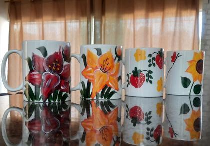 Kit 4 canecas 300ml - Porcelana decorada - Flores e Frutas - M.A.S. Imagem de Kit 4 canecas 300ml - Porcelana decorada - Flores e Frutas