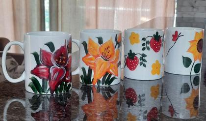 Kit 4 canecas 300ml - Porcelana decorada - Flores e Frutas - M.A.S. Imagem de Kit 4 canecas 300ml - Porcelana decorada - Flores e Frutas
