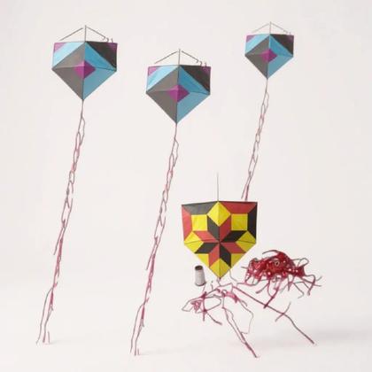 Imagem de Kit 4 pipas + 4 bamboles + 50 bolinhas de gude + 4 piões