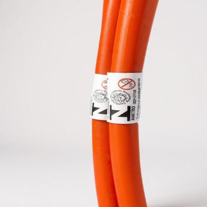 Imagem de Kit 4 pipas + 4 bamboles + 50 bolinhas de gude + 4 piões