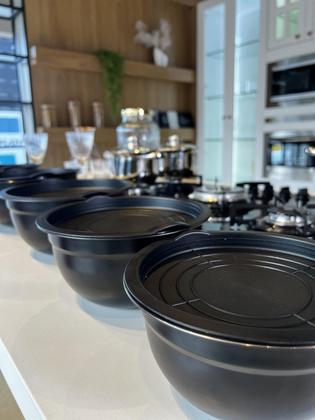 Imagem de Kit 5 Bowls de Aço Inox Preto com Tampas Pretas  Tigelas Empilháveis para Cozinha, Preparo e Armazenamento