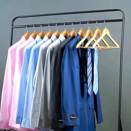 Imagem de Kit 50 Cabides de Madeira Reforçada com Gancho Giratório  Ideal para Roupas Pesadas