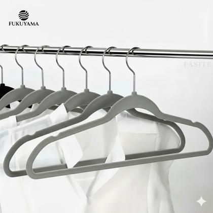 Imagem de KIT 50 CABIDES DE VELUDO CINZA ANTIDESLIZANTE PREMIUM FUKUYAMA Com Gancho Giratório 360