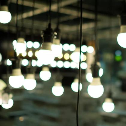 Kit 50 Lâmpadas Pera de Led 12w Luz Branco Frio 6500k E27 Bivolt Avant Imagem de Kit 50 Lâmpadas Pera de Led 12w Luz Branco Frio 6500k E27 Bivolt Avant