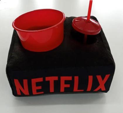 Imagem de Kit Almofada Porta Pipoca Acompanha 1 Copo + 1 Balde Para Pipoca NETFLIX PRETO/VERMELHO