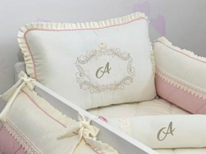 Imagem de Kit Berço Palha com Rose - Personalizado com a Inicial do Bebê - 08 Peças  - Menina