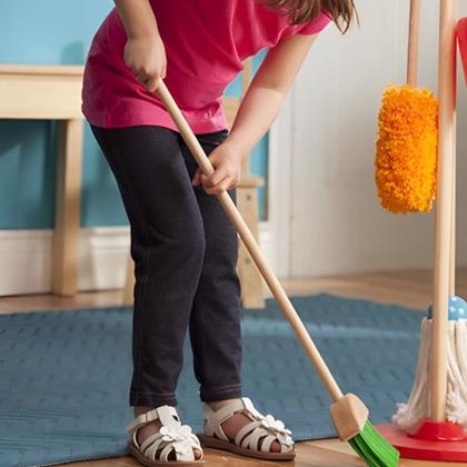 Imagem de Kit brinquedo infantil vassoura e rodo com cabo de madeira