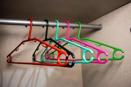 Imagem de Kit cabides pretos reforçados mais 24 super prendedores sem mola não enferruja a roupa