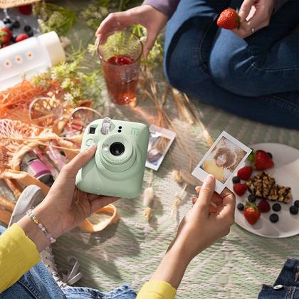 Imagem de Kit Câmera Instax Mini 12 com pack 10 fotos Spray Art e Bolsa Verde Menta