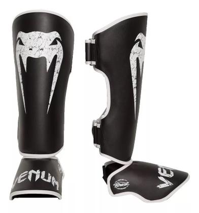 Imagem de Kit Caneleiras Giant e Luvas Boxe Muay Thai Full Logo Pro Preto Venum