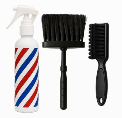 Imagem de Kit Capa Para Corte Barbeiro Personalizada De Cetim Com Zíper Espanador Borrifador Escovinha