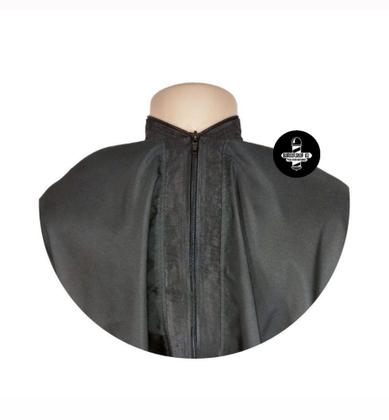 Imagem de Kit Capa Para Corte Barbeiro Personalizada De Cetim Com Zíper Espanador Borrifador Escovinha