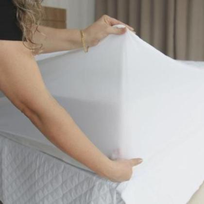 Imagem de Kit Capa Protetor de Colchão Queen Impermeável + 2 Protetor de Travesseiro + Saia Box com Elástico Ajustável