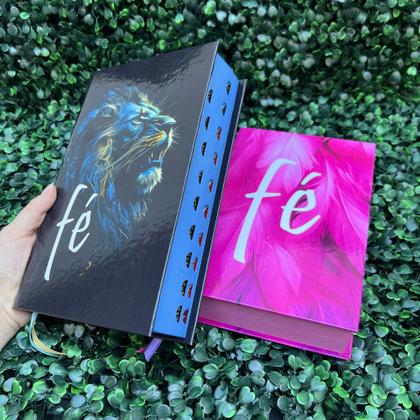 Imagem de Kit Casal 2 Bíblias Fé Rosa Feminina e Fé Azul Masculina Edifica LETRA MÉDIA Com Harpa e Índice ARC