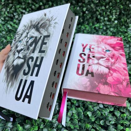 Imagem de Kit Casal 2 Bíblias Yeshua Rosa e Yeshua Lateral Preta Edifica LETRA MÉDIA Com Harpa e Índice ARC