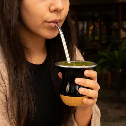 Imagem de Kit Chimarrão com Erva Clássica Moagem Fina 1Kg Cuia Preta Imitação madeira Bomba Inox 23 CM