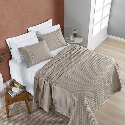 Imagem de Kit Cobre Leito Colcha Bouclê Casal Padrão Laise Bordada Micropercal 200 Fios 3 Peças - Bege Taupe