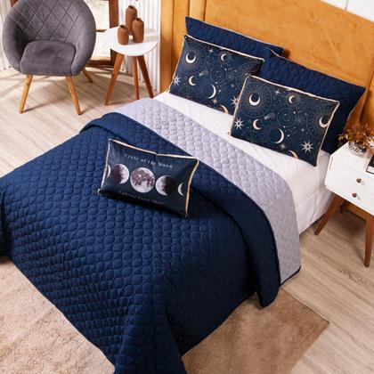 Imagem de Kit Cobre Leito Colcha KING Astros Azul Marinho com Almofada Estampada 06 Peças Dupla Face Percal 300 Fios Toque Macio Acetinado Matelado