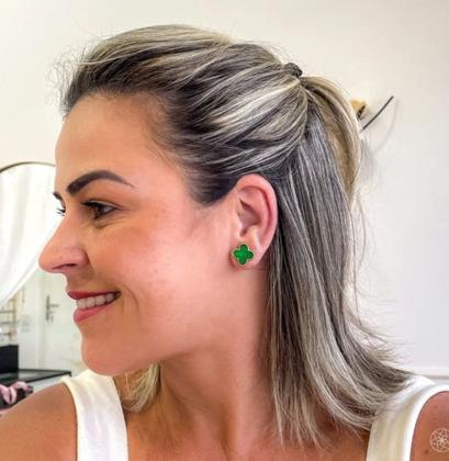 Imagem de Kit Colar e Brincos com Pingente Flor trevo Verde Esmeralda Corrente Elo Português Folheado Ouro Conjunto Par de Brinco