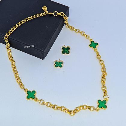 Imagem de Kit Colar e Brincos com Pingente Flor trevo Verde Esmeralda Corrente Elo Português Folheado Ouro Conjunto Par de Brinco