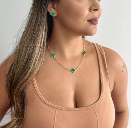 Imagem de Kit Colar e Brincos com Pingente Flor trevo Verde Esmeralda Corrente Elo Português Folheado Ouro Conjunto Par de Brinco