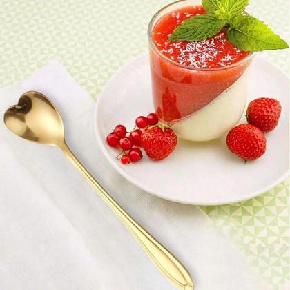 Imagem de Kit com 10 colheres de sobremesa de coração.