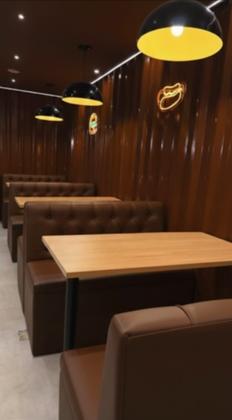 Imagem de Kit com 2 Poltronas Booth e 1 Mesa Amadeirada para Comércio, Restaurante, Açaiteria