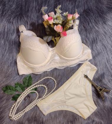 Imagem de Kit com 3 Conjuntos de Lingerie Sutiã com Bojo  e Calcinha Tamanho P