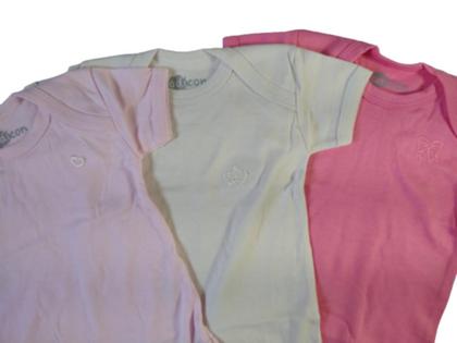 Imagem de Kit com 3 Peças do Body Liso e Bordado Manga Curta Algodão. O bebê mais lindo e bem fresquinho neste calor. Bordado e cores deixam o bebê uma fofura