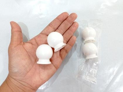 Imagem de Kit com 4 Puxadores Para Gaveta Cômoda Armário Guarda Roupa Formato de Bolinha Plástico Branco