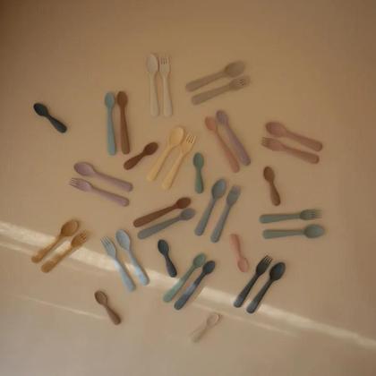 Imagem de Kit com Duas Colheres de Silicone Rosa e Areia Mushie