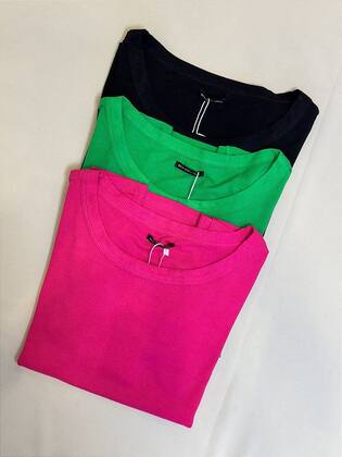 Imagem de Kit de Blusas Lorena Minimal em Três Cores - Conforto e Estilo