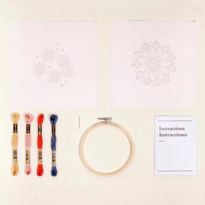 Imagem de Kit de Bordado Flores - DMC Mindful Making